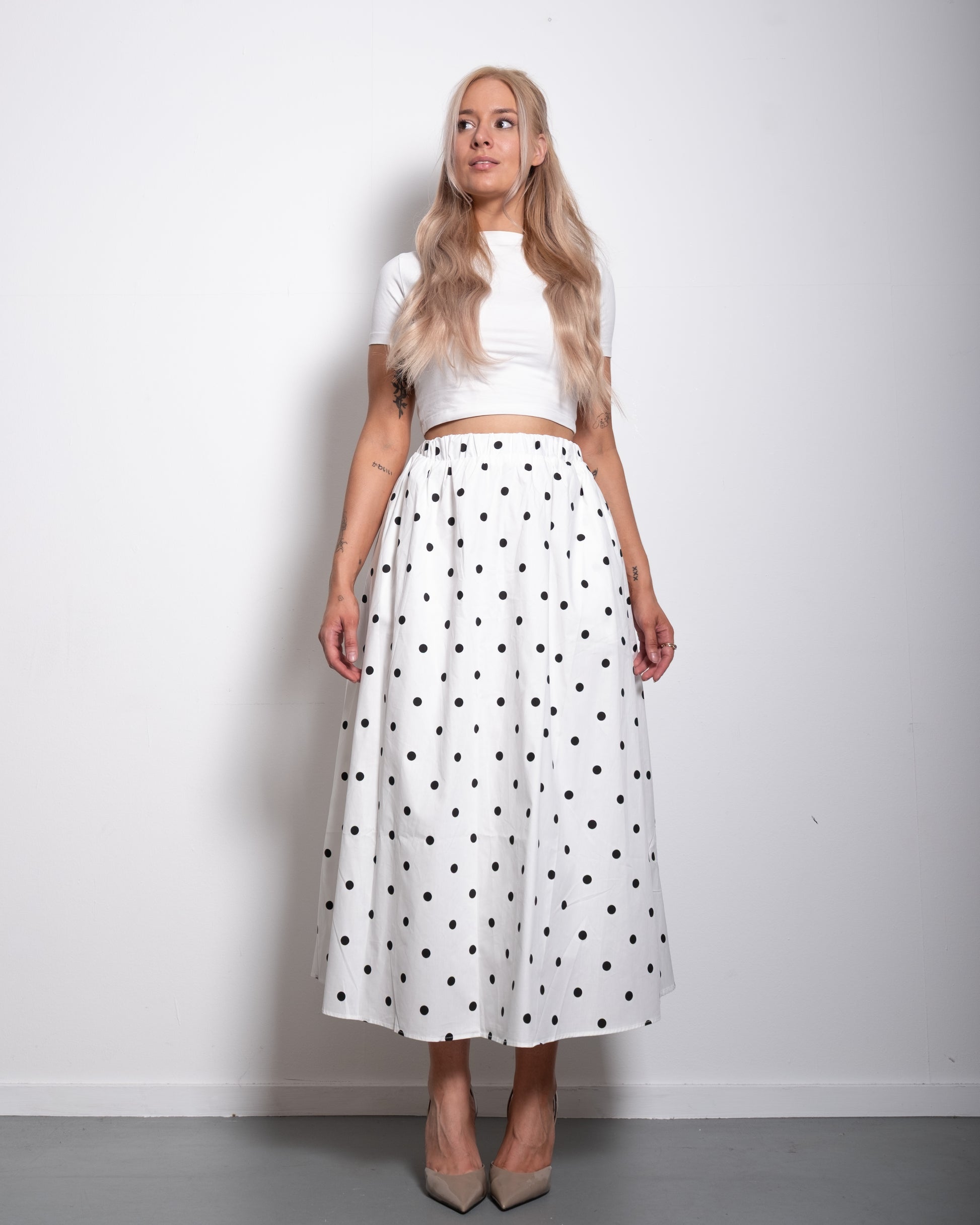 SEISHIKI STUDIO maxi length white polkadot skirt with stretch