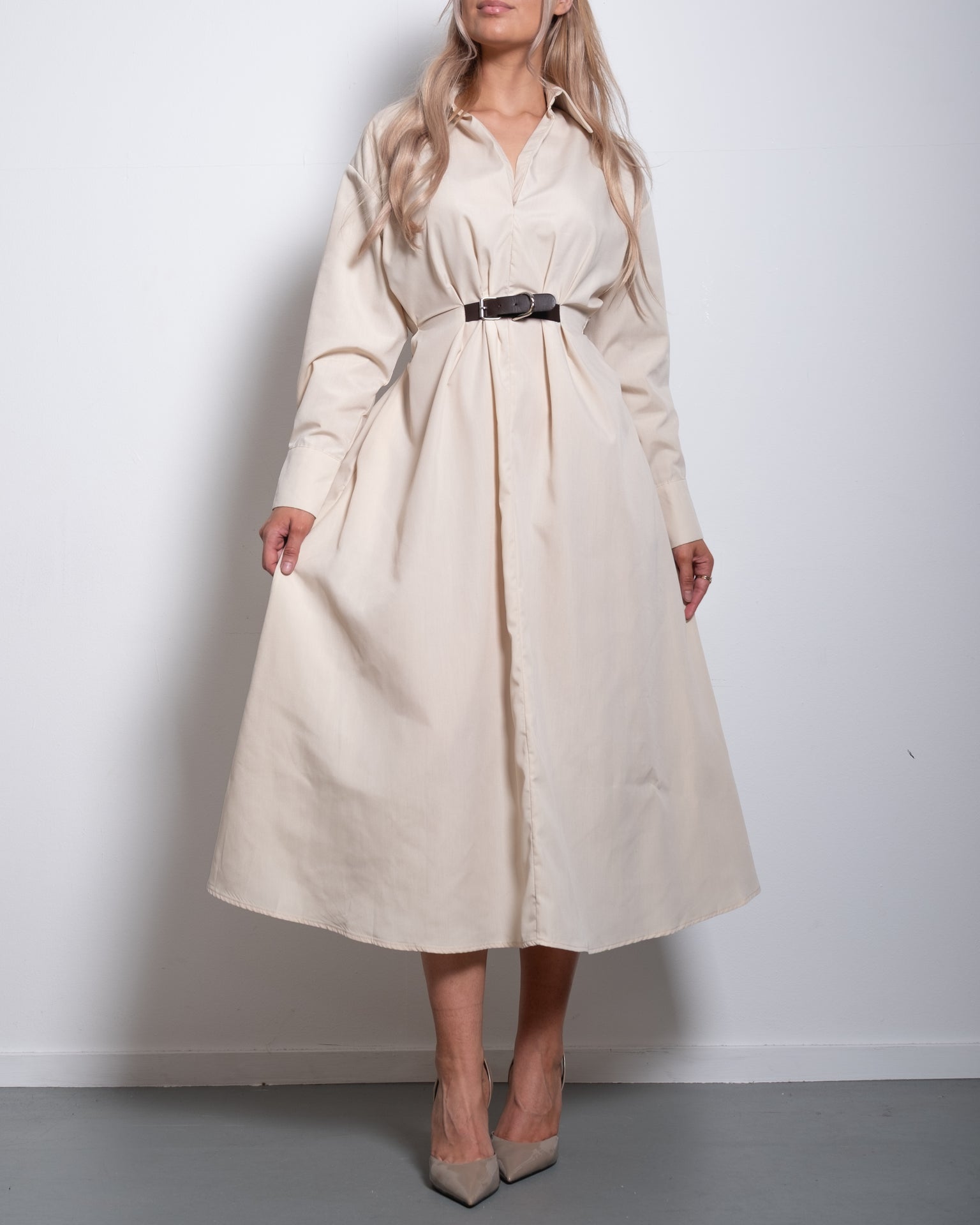 SEISHIKI STUDIO beige blouse dress with belt detail
