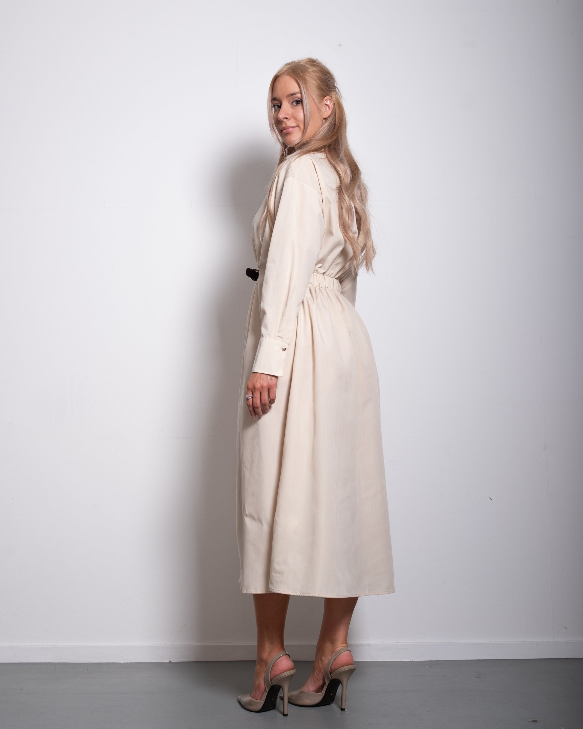 SEISHIKI STUDIO beige blouse dress with belt detail