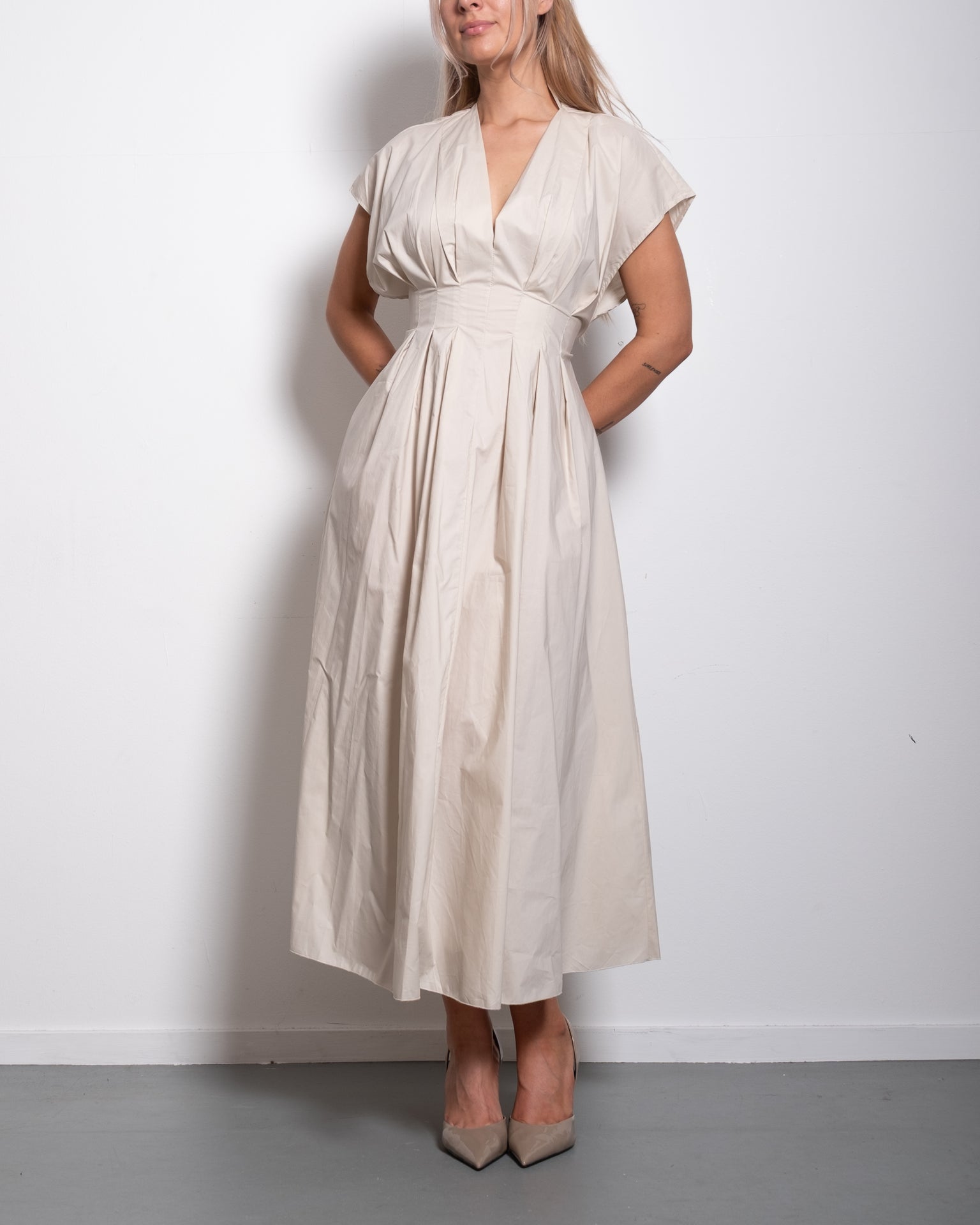 Shape enhancing cotton pleated shortsleeve front tie dress beige | SEISHIKI STUDIO