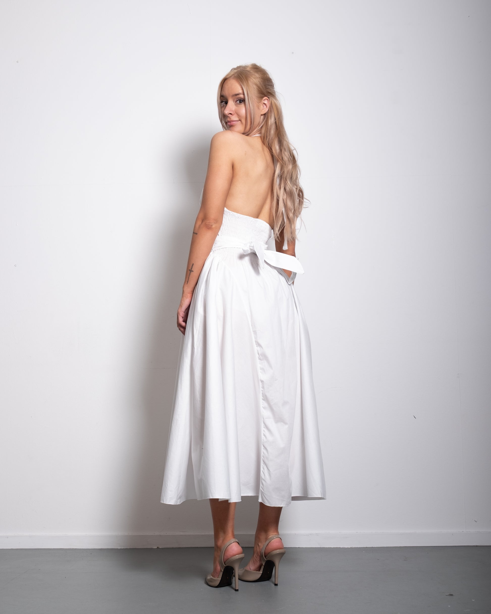 SEISHIKI STUDIO cotton halter stretchy back midi dress white