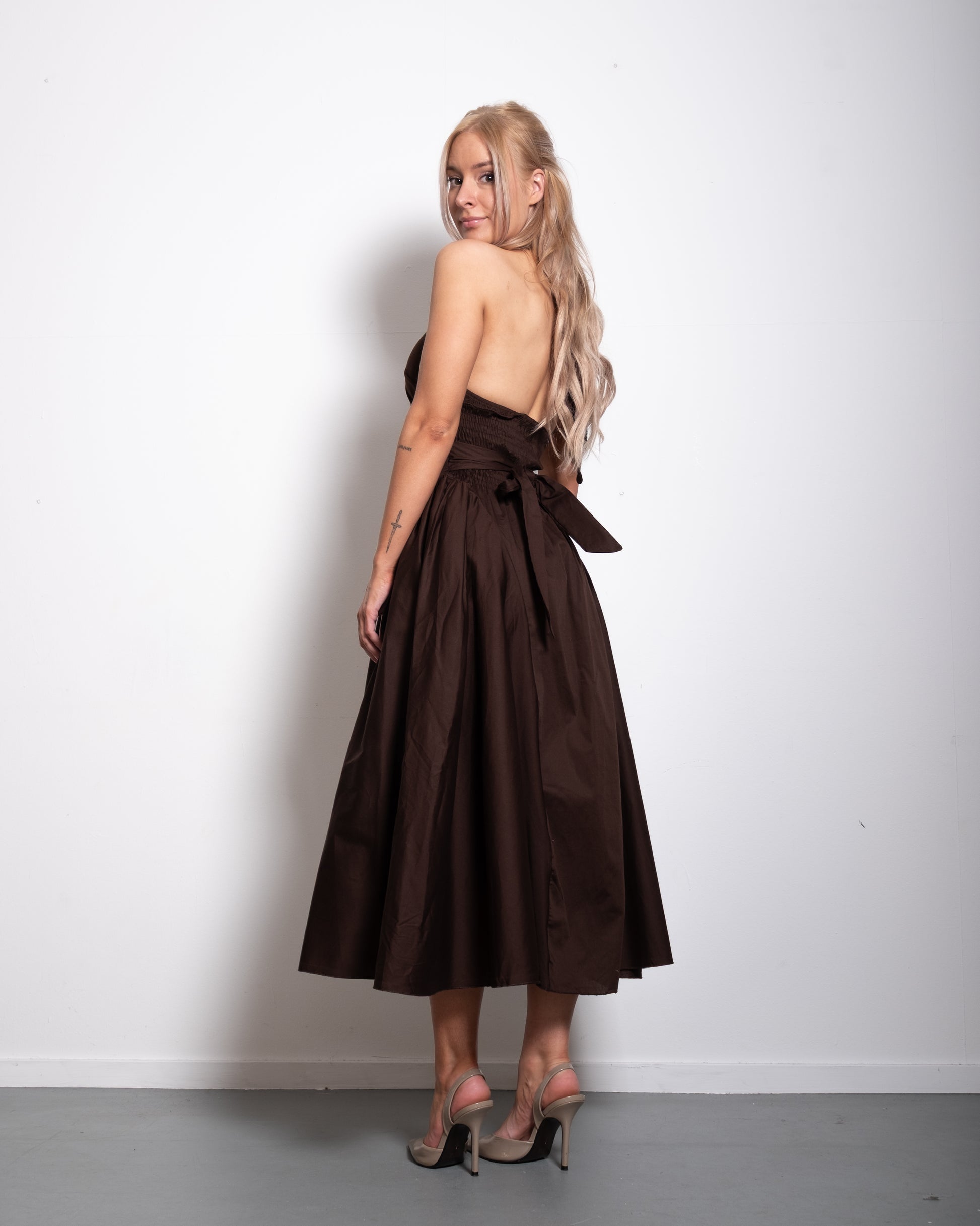 SEISHIKI STUDIO cotton halter stretchy back midi dress brown