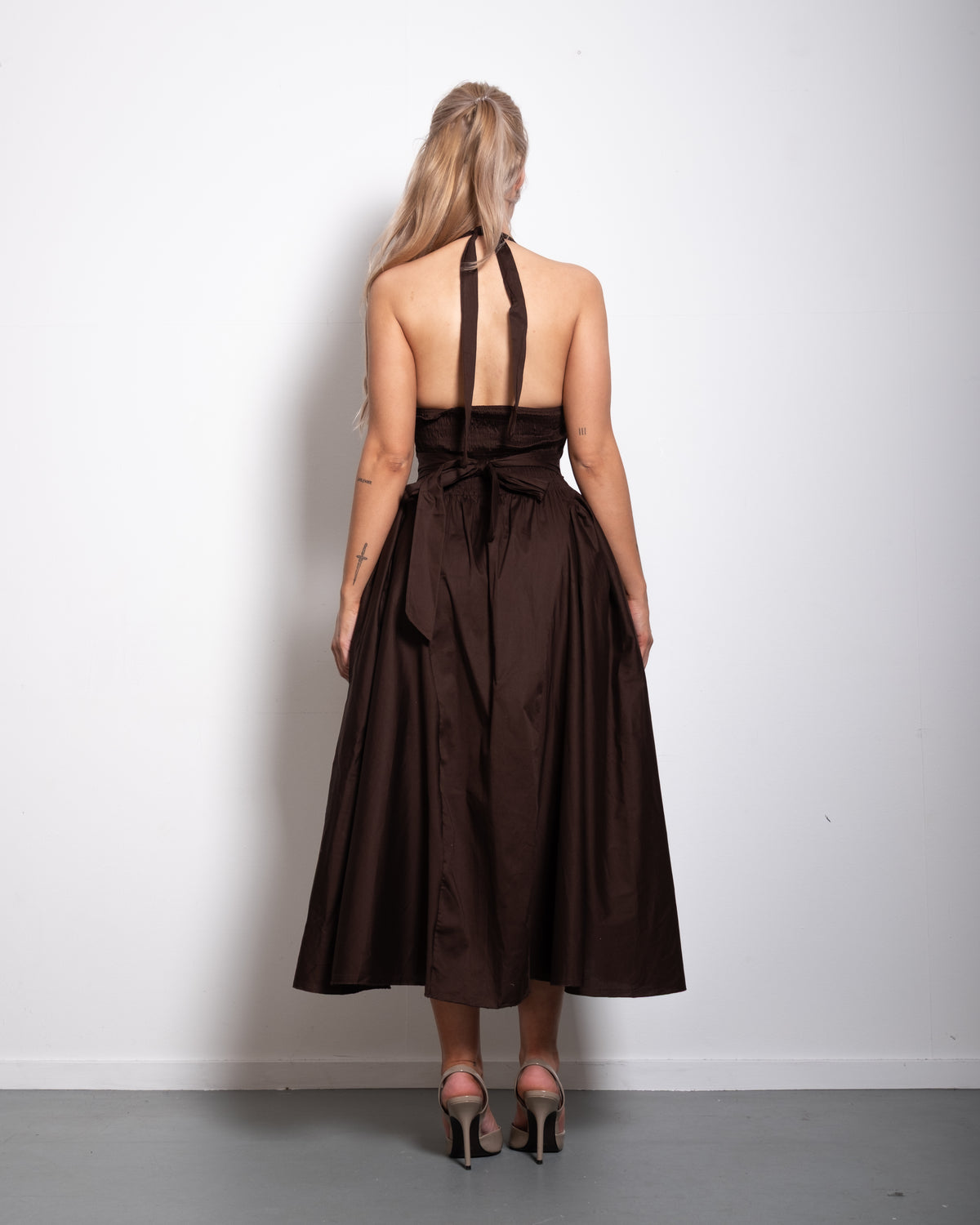 SEISHIKI STUDIO cotton halter stretchy back midi dress brown