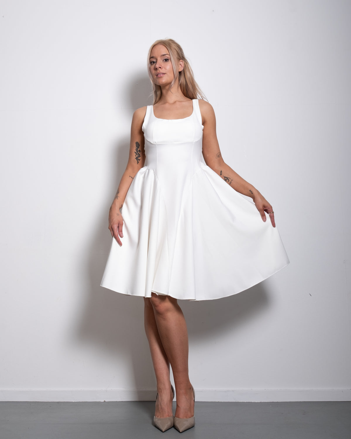 SEISHIKI STUDIO Open Back Bow Dress White