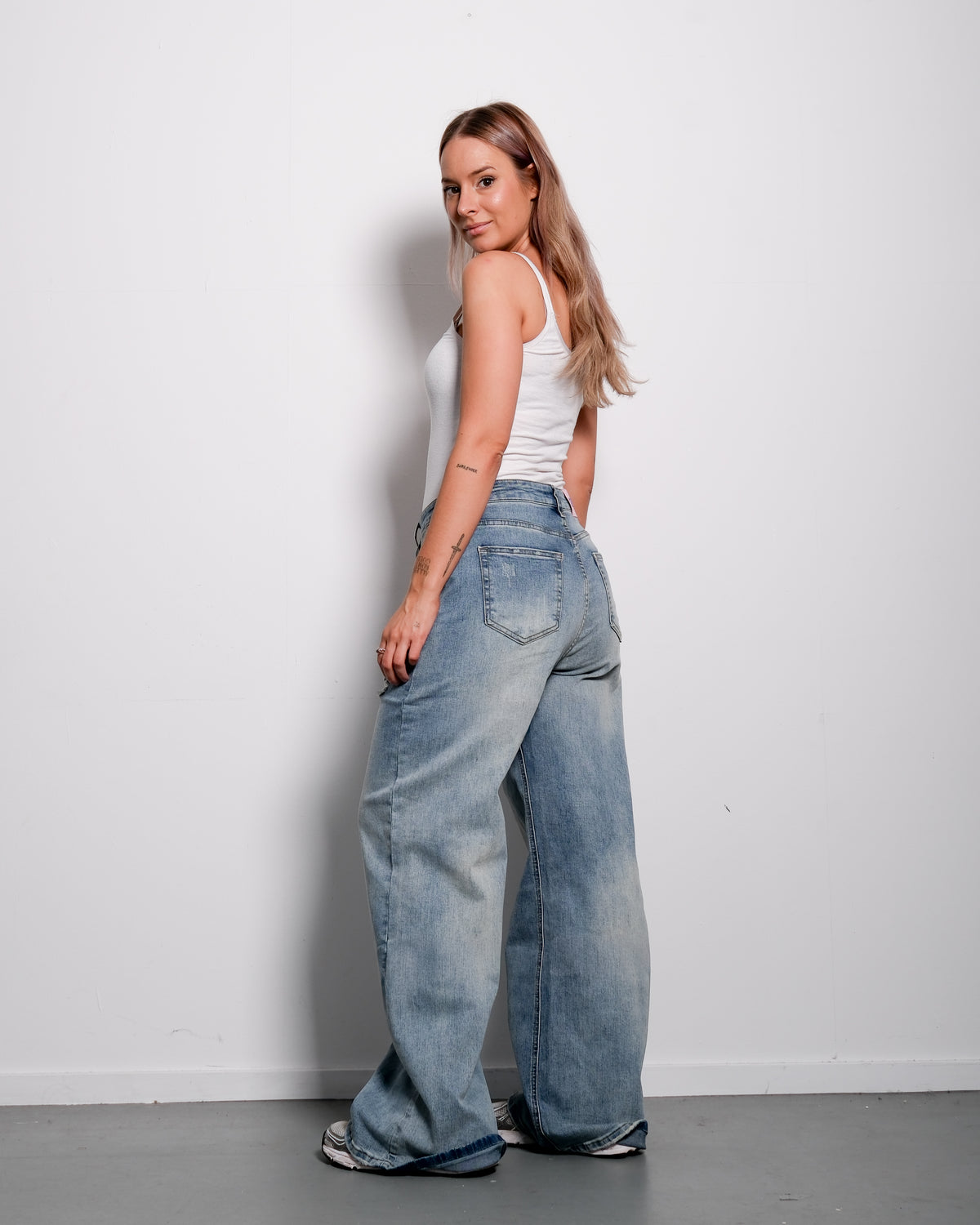 The Stretchy Baggy Jeans Medium Wash with Rips, curvy fit, 80 cm inseam – SEISHIKI STUDIO