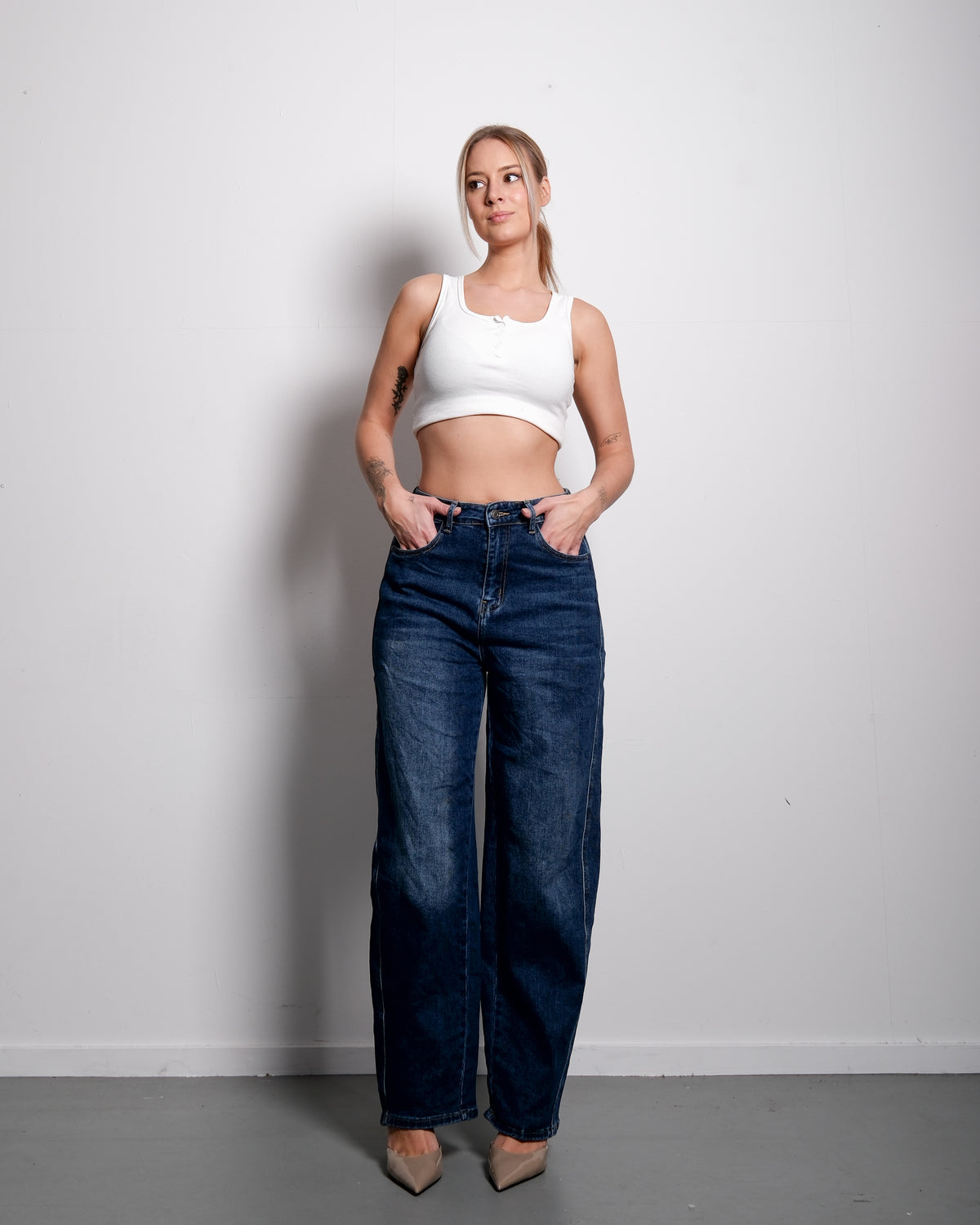 Stretchy Medium Wash Balloon Jeans with Pink Patch, curvy fit, 74 cm inseam – SEISHIKI STUDIO