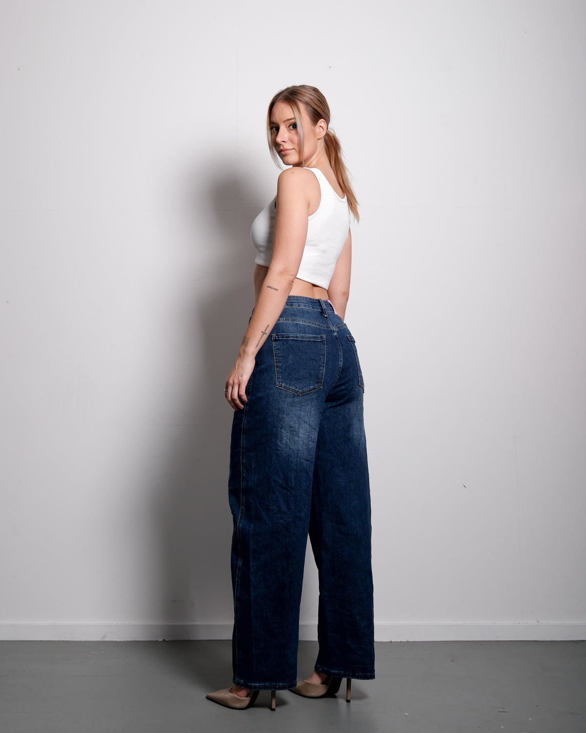 Stretchy Medium Wash Balloon Jeans with Pink Patch, curvy fit, 74 cm inseam – SEISHIKI STUDIO