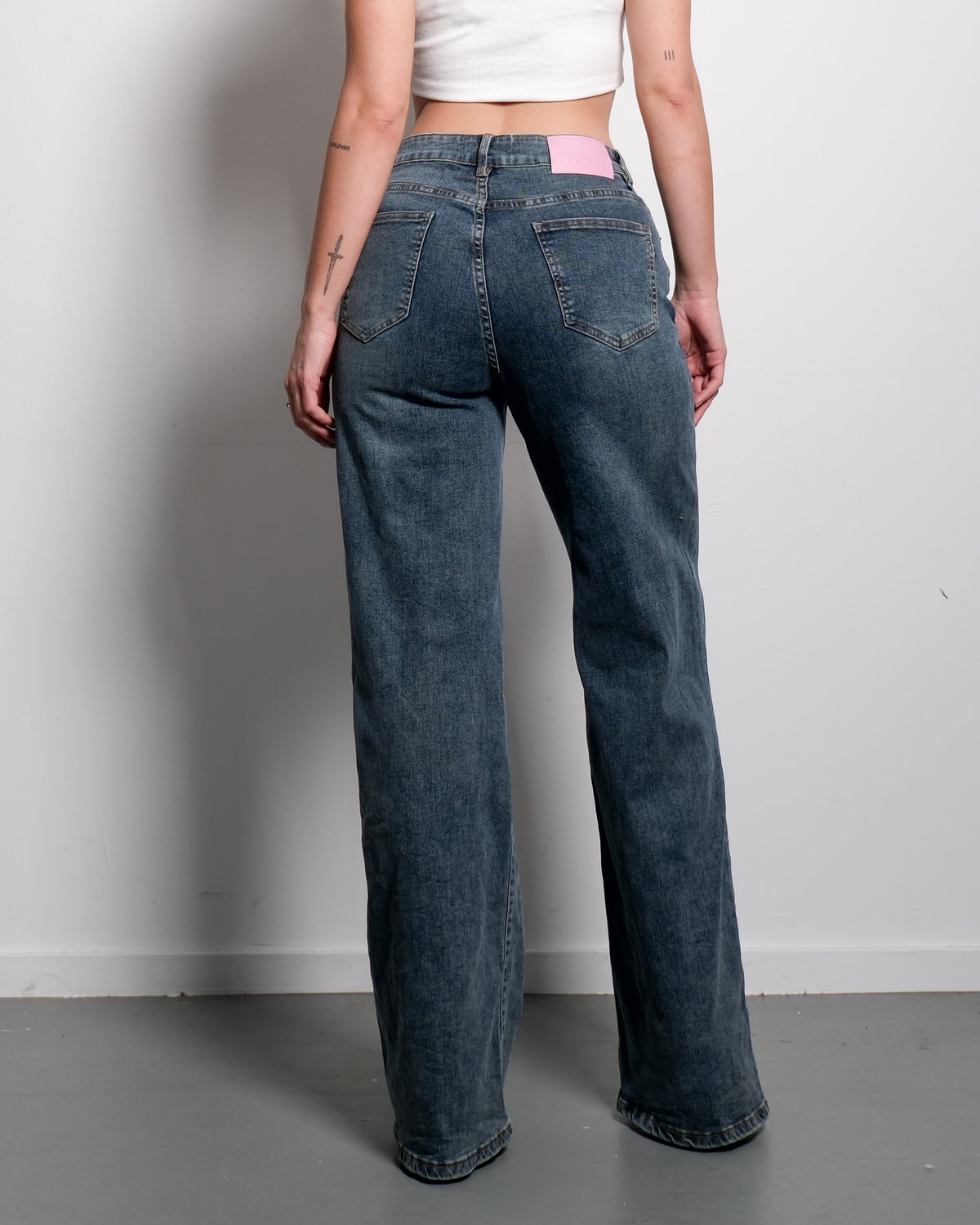 Dirty Dark Wash Wide Leg Jeans with Shading and Pink Patch, curvy fit, 82 cm inseam – SEISHIKI STUDIO