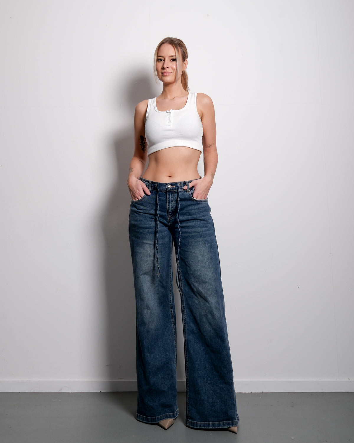 Low Rise Medium Wash Wide Leg Jeans with String, curvy fit, 82 cm inseam – SEISHIKI STUDIO