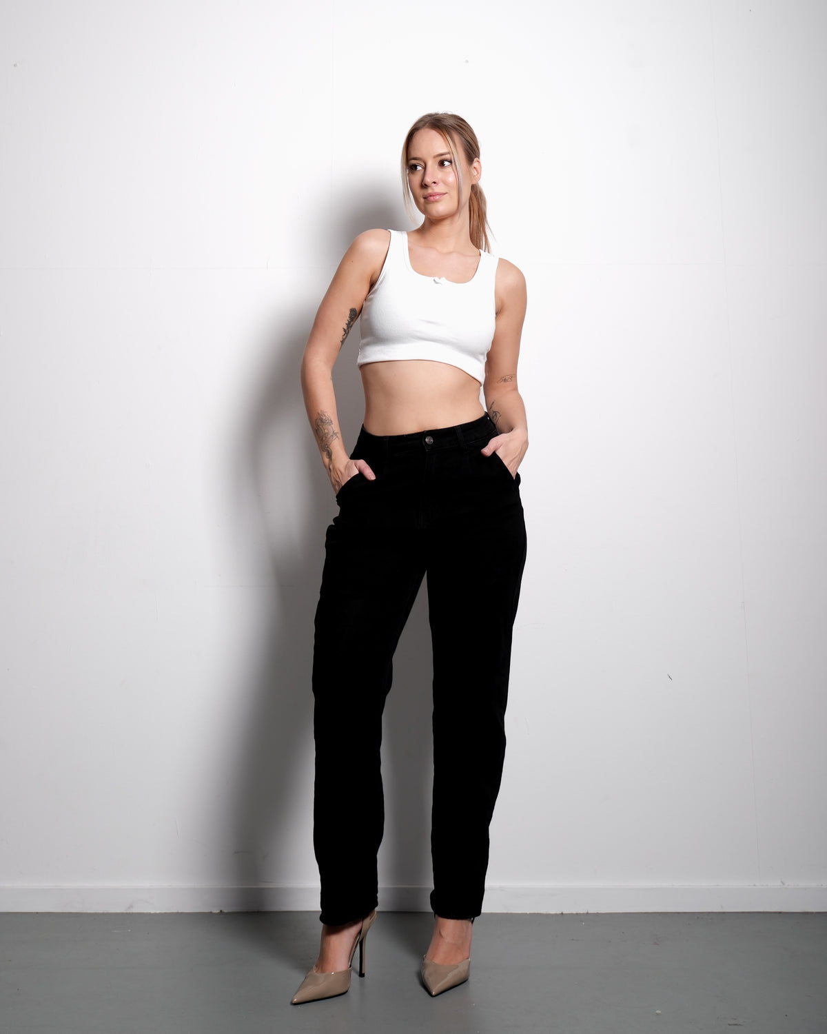 Stretchy Black Balloon Jeans with Red Patch, curvy fit, 72 cm inseam – SEISHIKI STUDIO