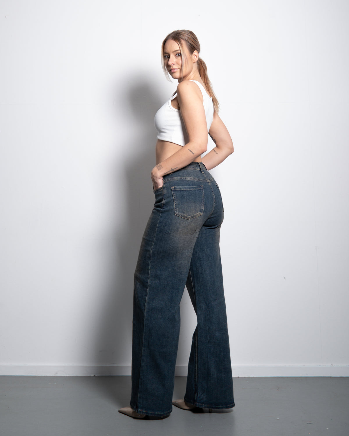 Stretchy Medium Vintage Wash Wide Leg Jeans, curvy fit, 79 cm inseam – SEISHIKI STUDIO