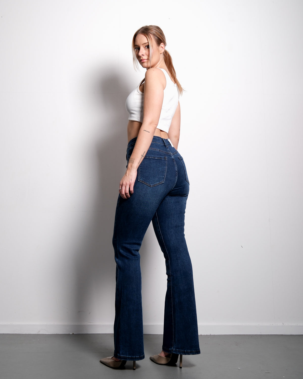 Stretchy Dark Wash Flare Jeans, curvy fit, 80 cm inseam – SEISHIKI STUDIO