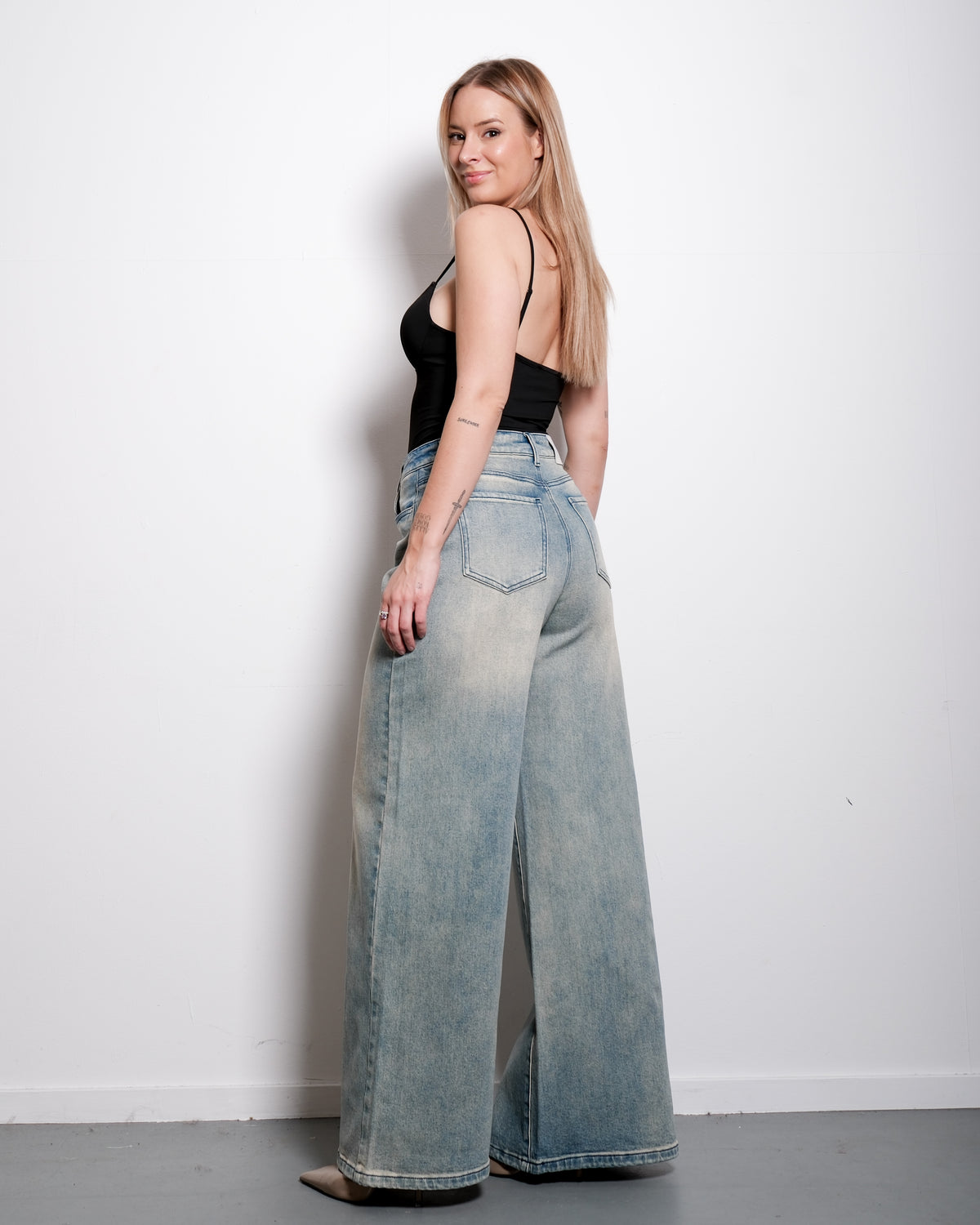 Curvetech - The Stretchy High Waist Super Baggy Jeans - Cream Wash, curvy fit, 80 cm inseam – SEISHIKI STUDIO