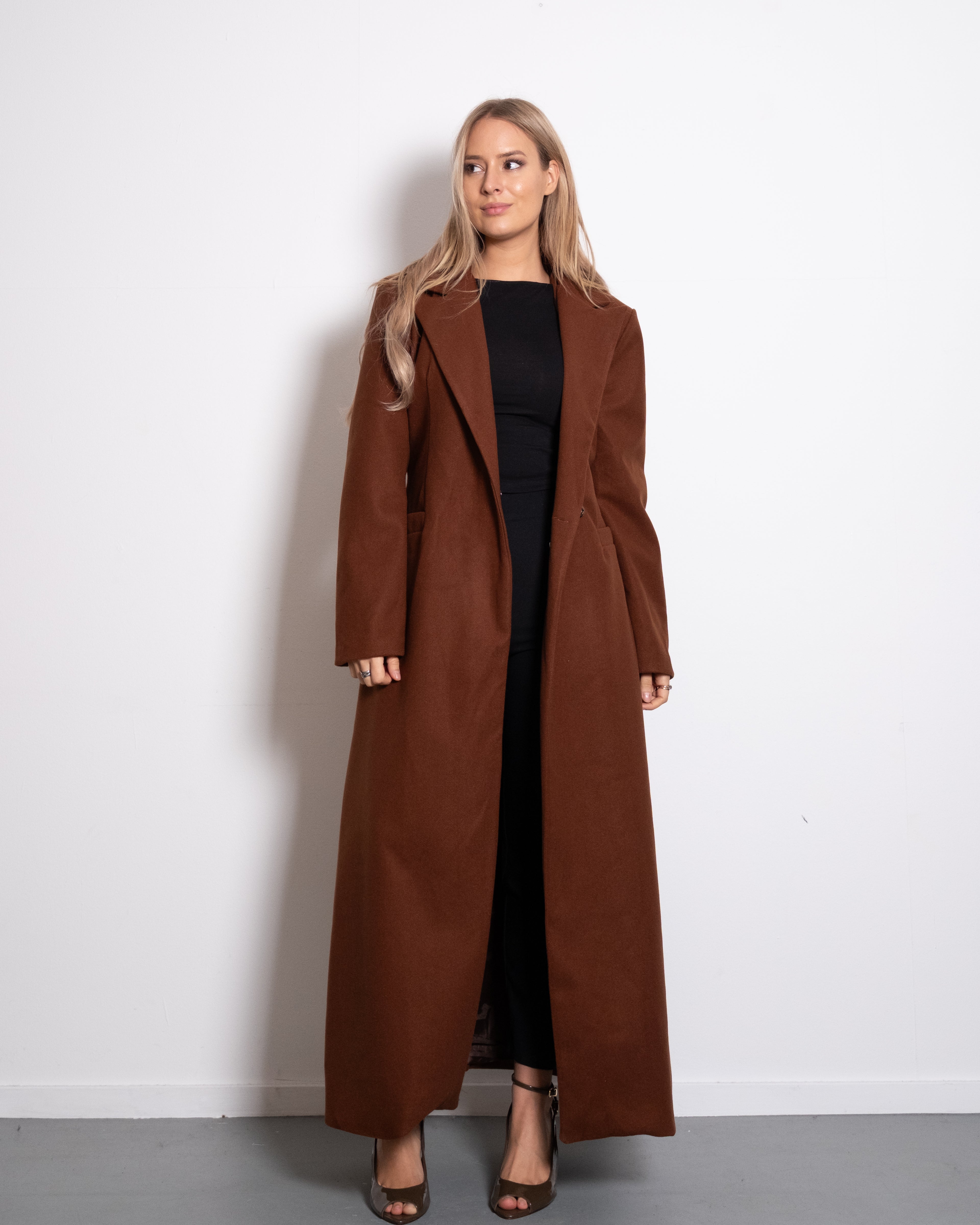 LONG COAT WITH FRONT SEAM BROWN