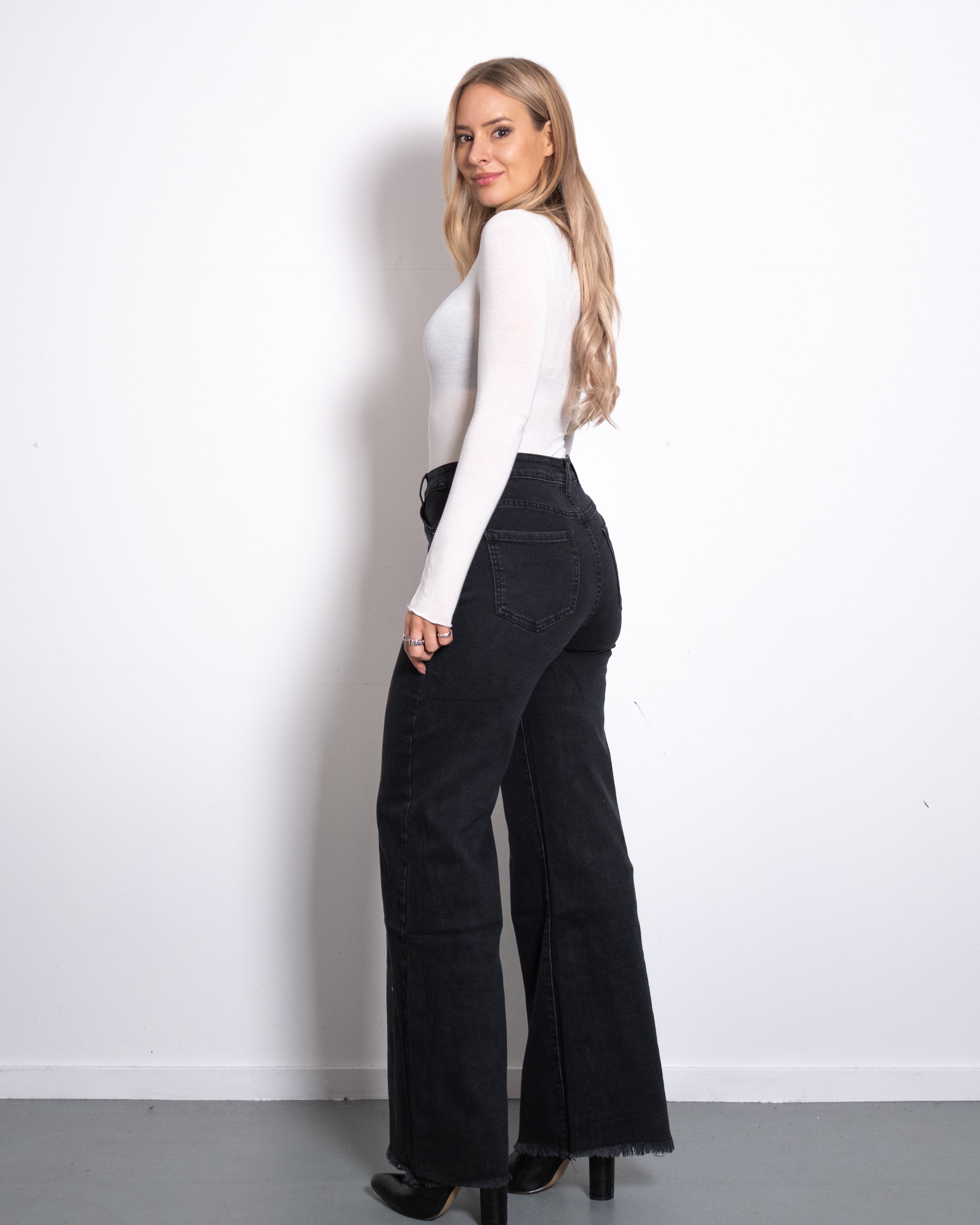 WIDE LEG JEANS WITH FRAYED HEM BLACK