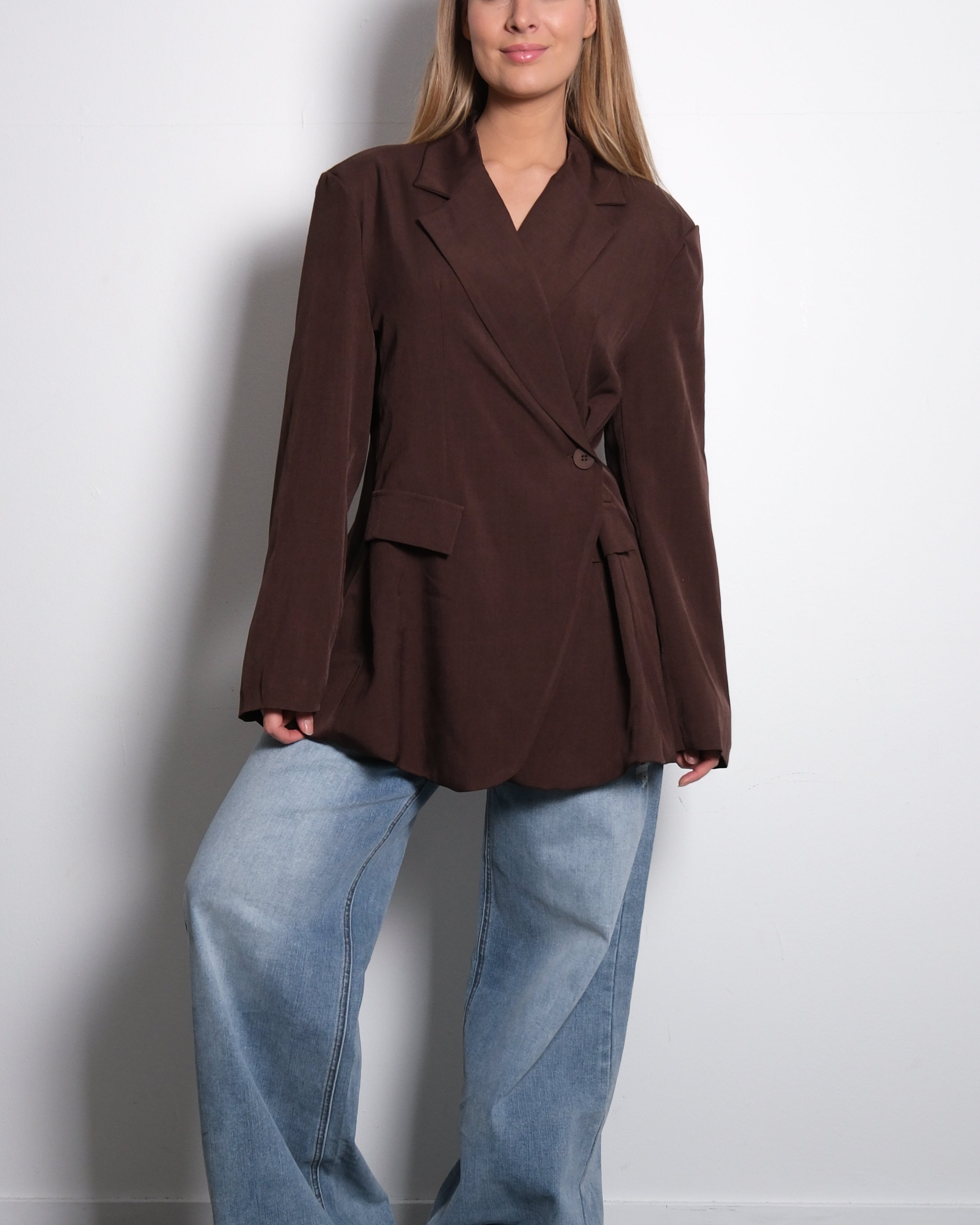 SIDE BUTTON SPLIT BACK BLAZER BROWN