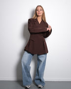 BLAZER MET ZIJKNOPPEN EN DOORSPLITSE RUG, BRUIN