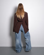 BLAZER MET ZIJKNOPPEN EN DOORSPLITSE RUG, BRUIN