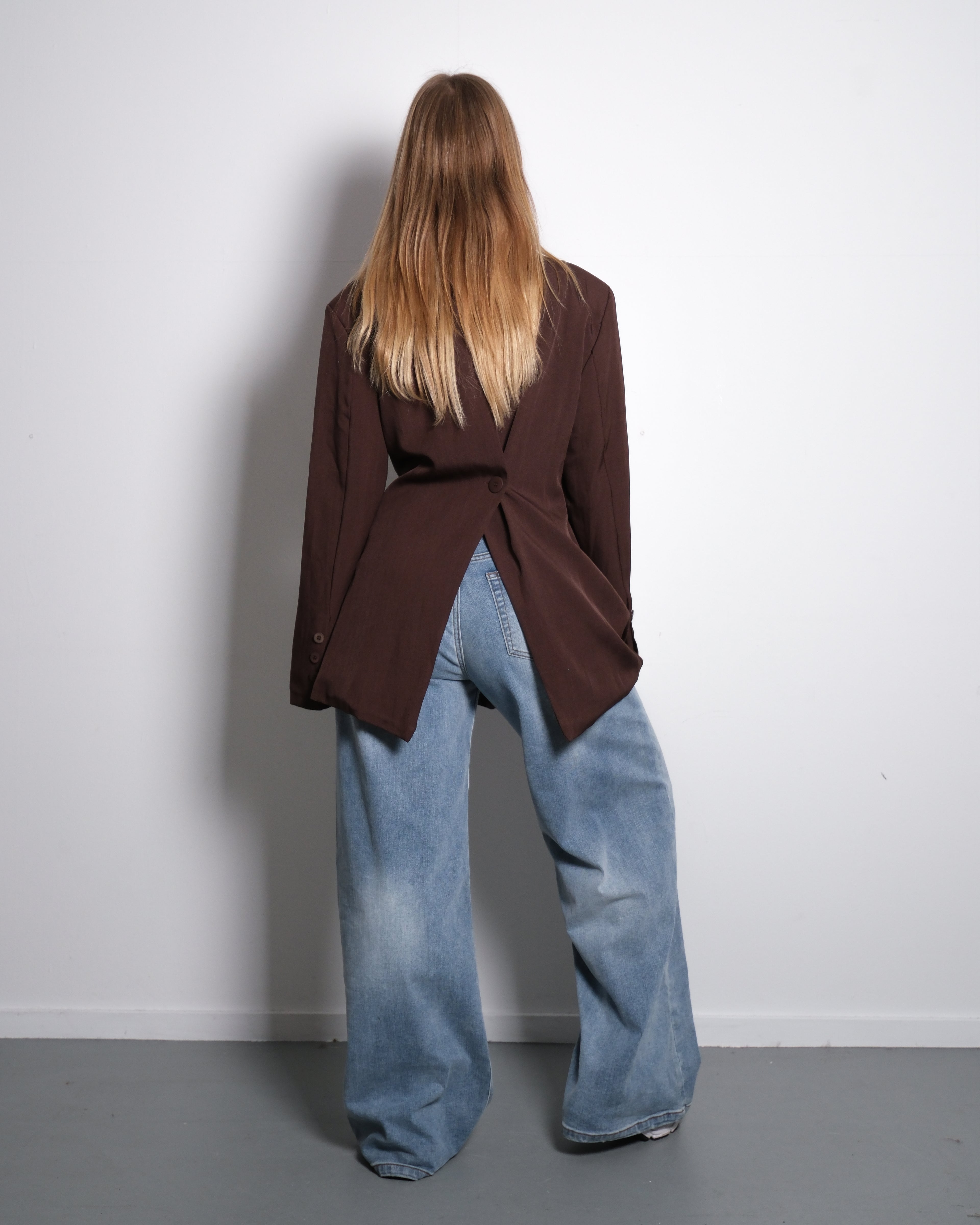 SIDE BUTTON SPLIT BACK BLAZER BROWN