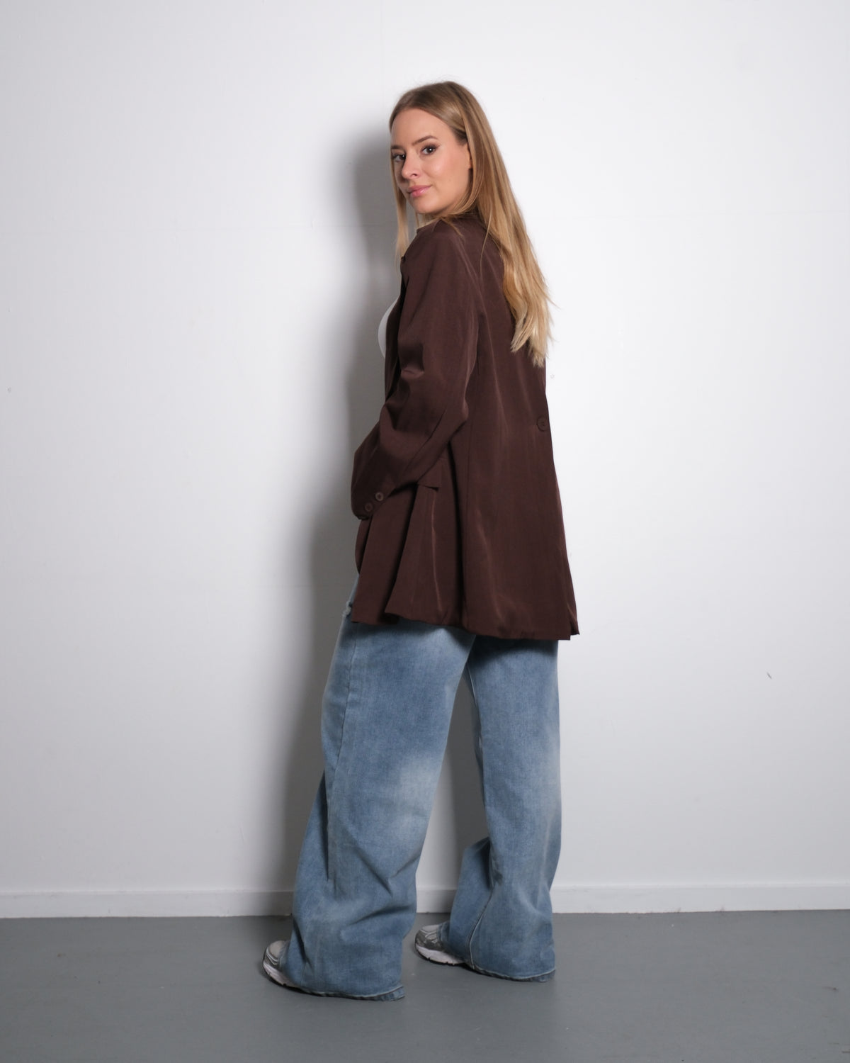 SIDE BUTTON SPLIT BACK BLAZER BROWN