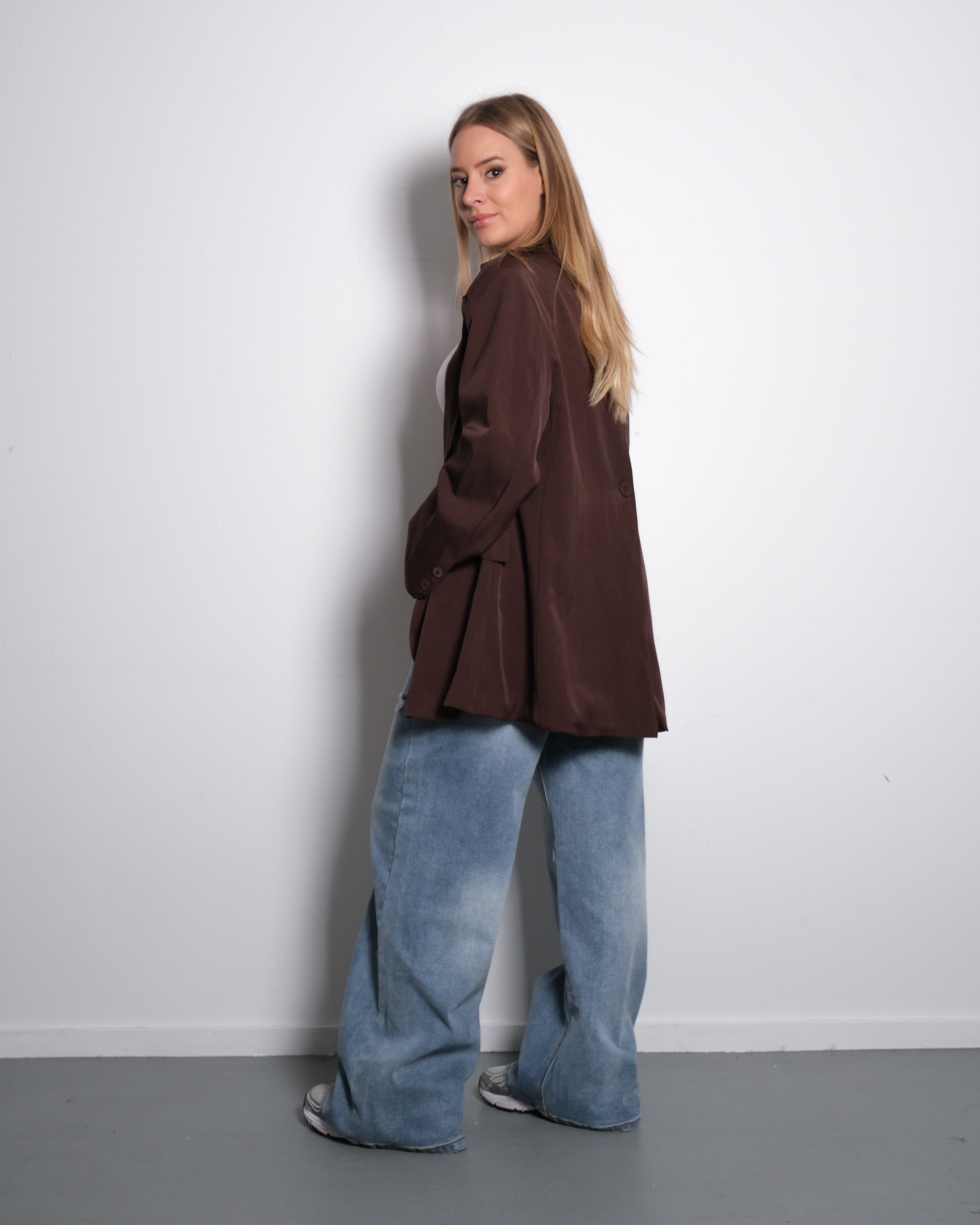 SIDE BUTTON SPLIT BACK BLAZER BROWN