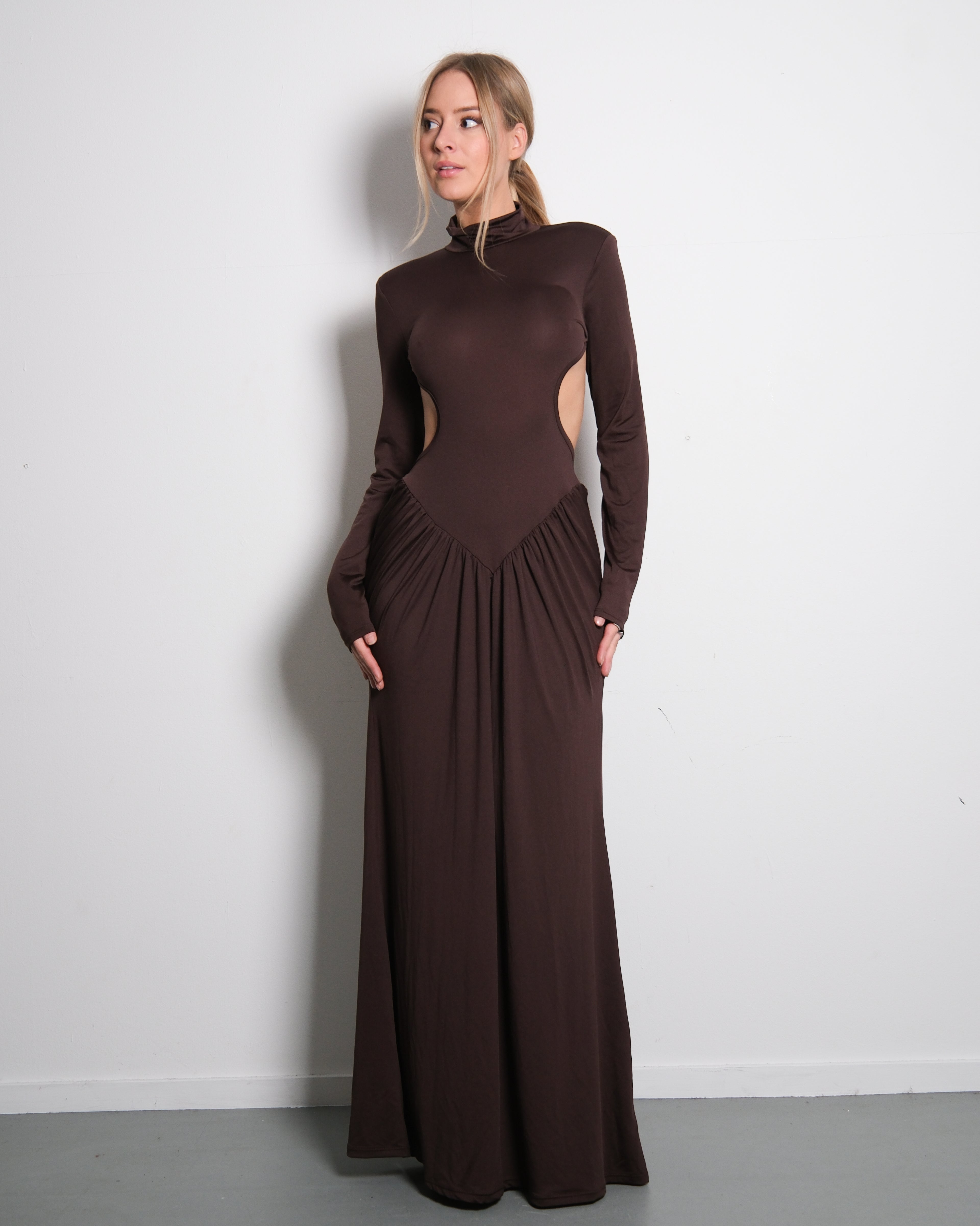 STRETCHY SIDE CUTOUT OPEN BACK DETAIL DRESS BROWN