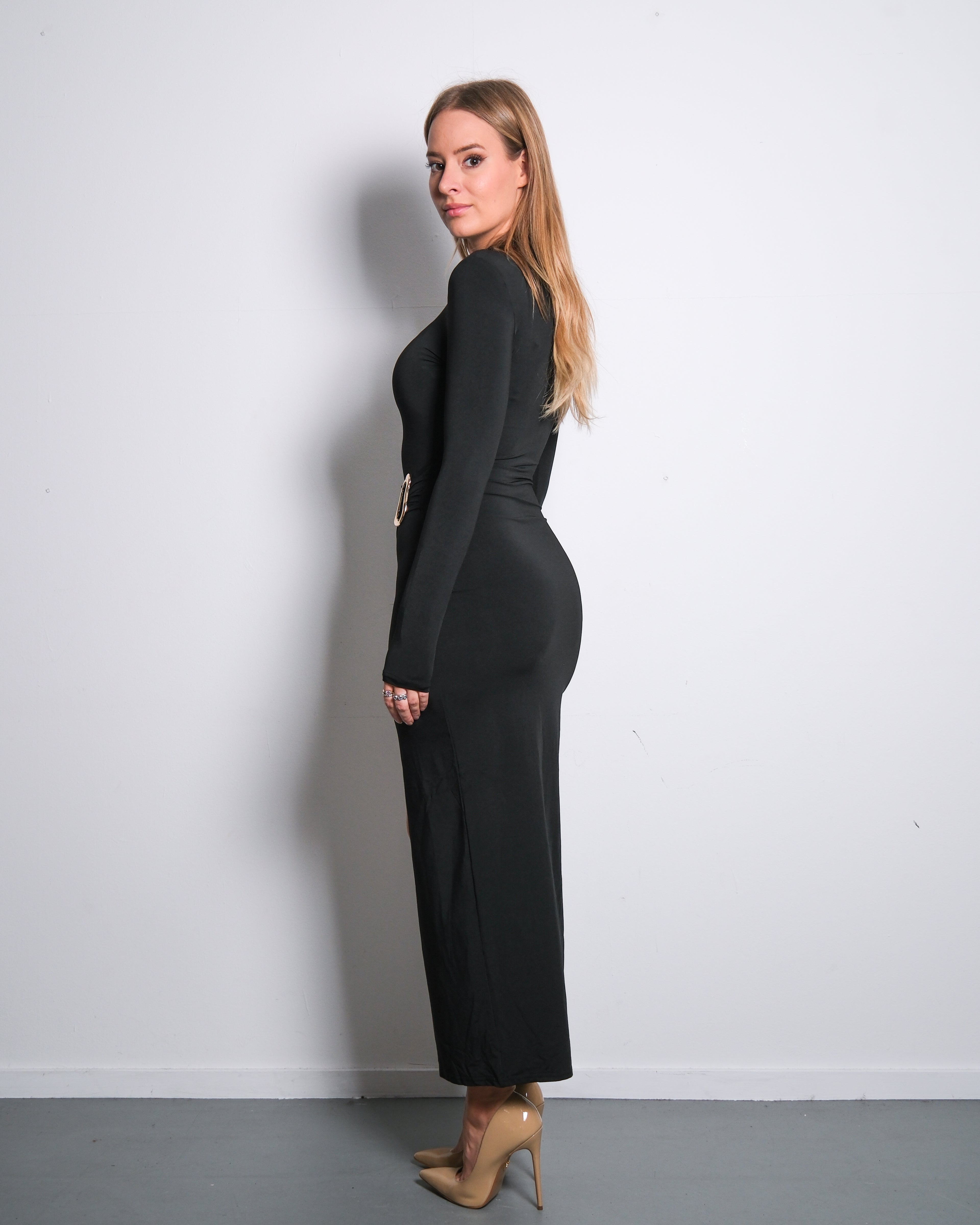 LONGSLEEVE STRETCHY DRESS WITH HIGH SLIT AND GOLD BUCKLE BLACK