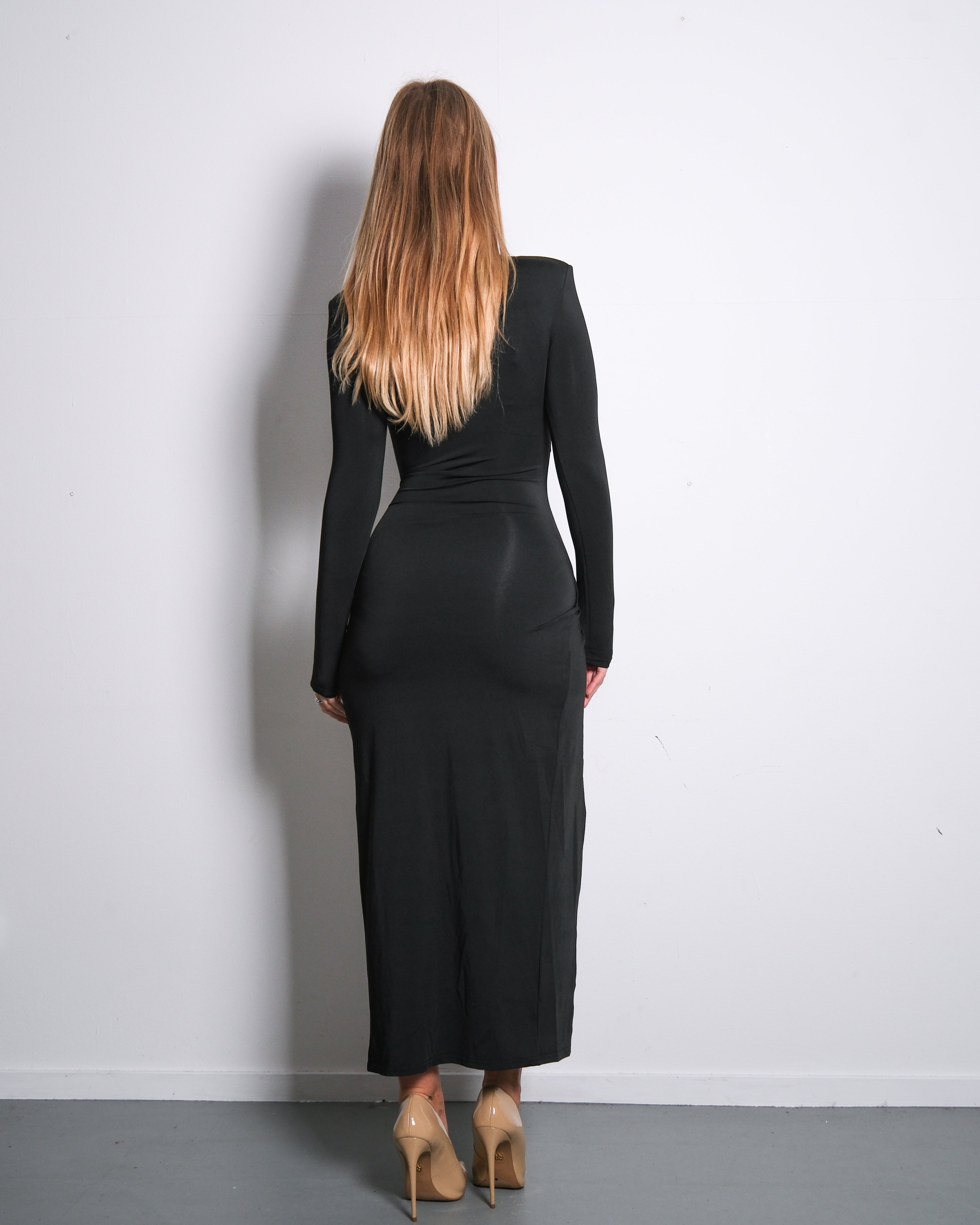 LONGSLEEVE STRETCHY DRESS WITH HIGH SLIT AND GOLD BUCKLE BLACK